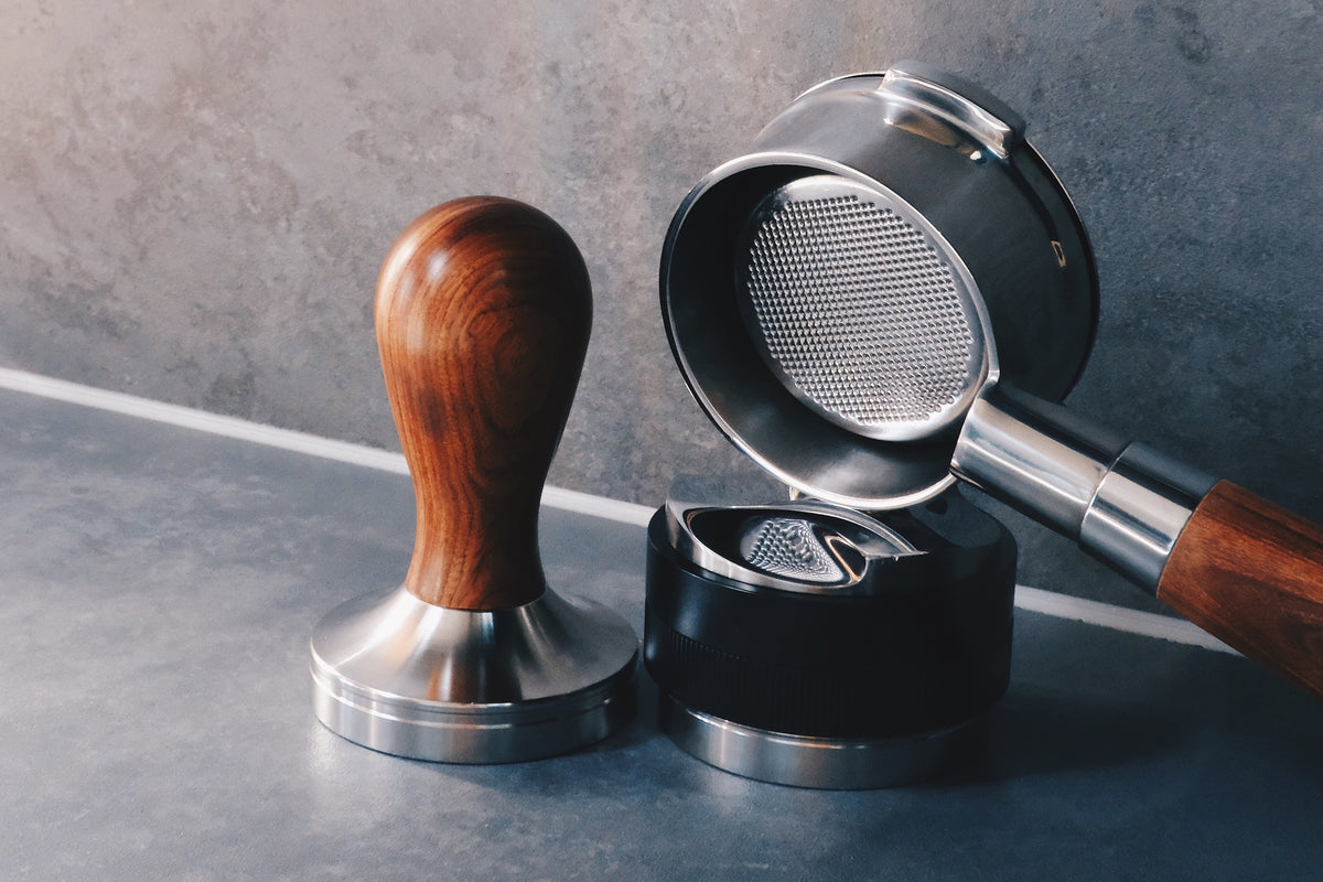 Coffee distribution tool levelling grounds in an espresso portafilter
