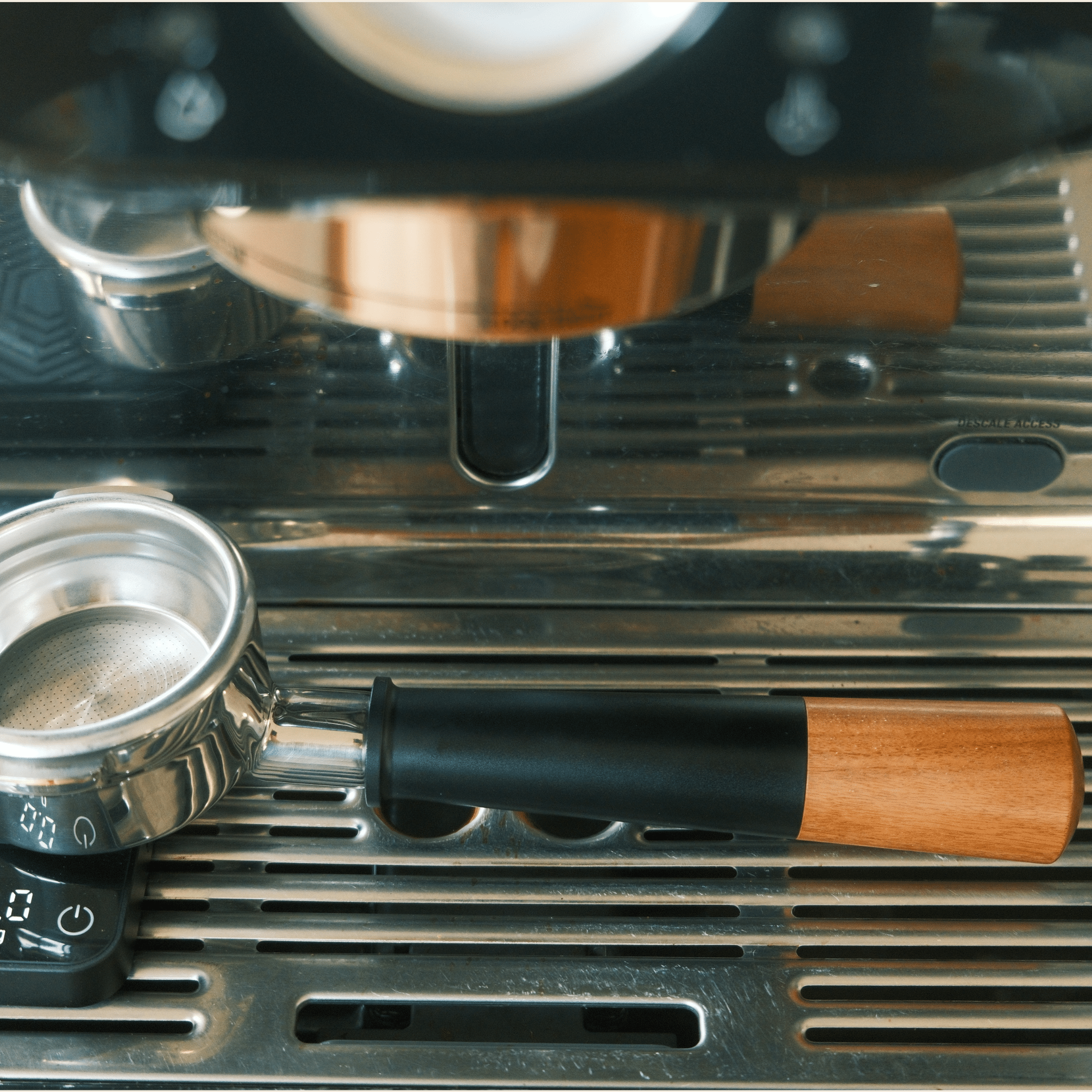 Breville 58mm Bottomless Portafilter – Aluminium & Rosewood Handle — view 5